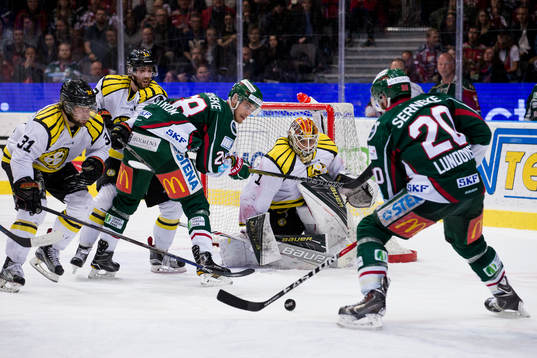 Frölundas Joel Lundqvist med en chans framför Brynäs