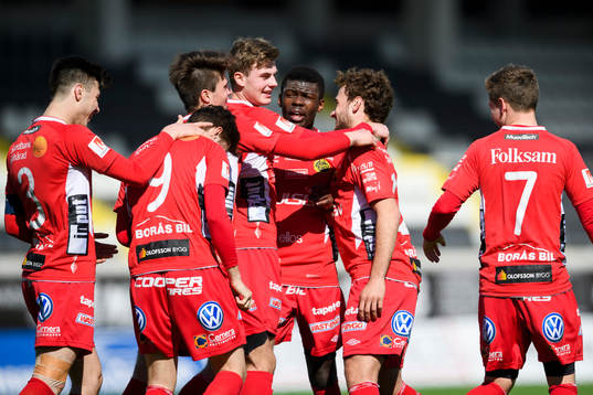 Elfsborgs Adrian Zeka jublar med spelarna