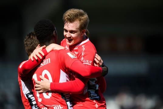 Elfsborgs Noel Jonsson jublar med Marokhy Ndione (rygg mot