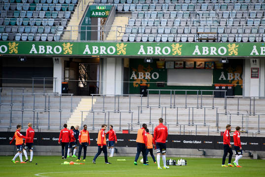 Örgrytes spelare värmer upp innan fotbollsmatchen i
