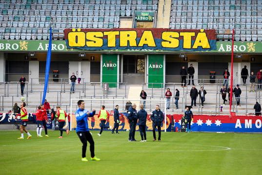Åtvidabergs och Örgrytes spelare värmer upp innan