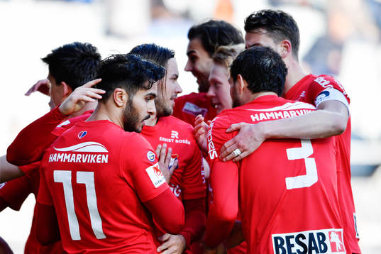 Örgrytes William Atashkadeh gör 2-1-målet och jublar med