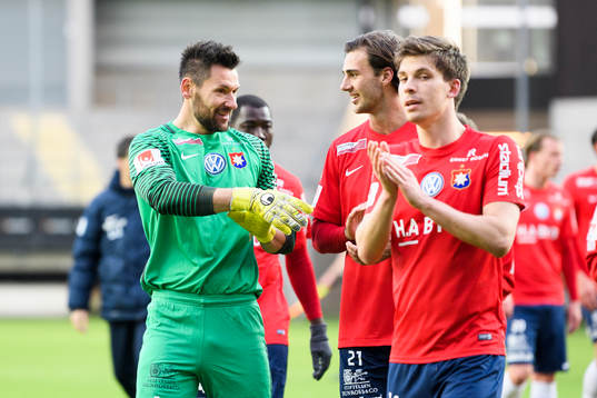 Örgrytes målvakt Stojan Lukic och Tommie Veljovic jublar