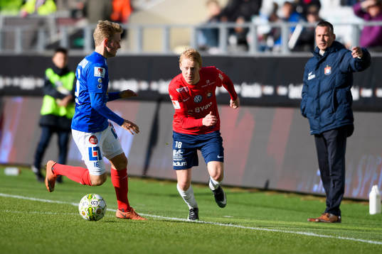Örgrytes Jacob Ericsson tar sig förbi Åtvidabergs Simon