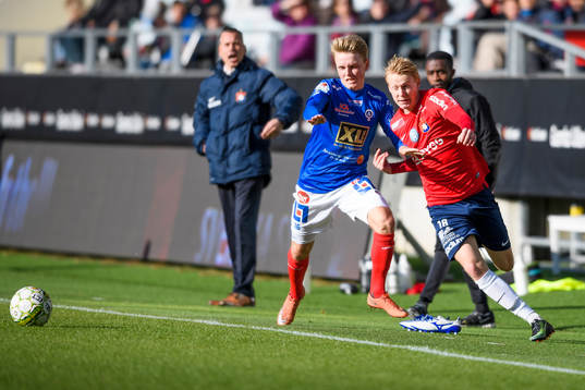 Örgrytes Jacob Ericsson tar sig förbi Åtvidabergs Simon