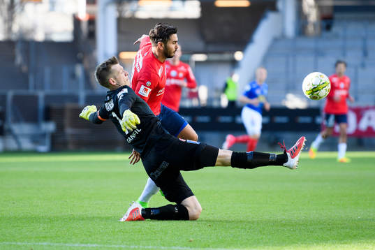 Kamp mellan Åtvidabergs målvakt Gustav Jansson och