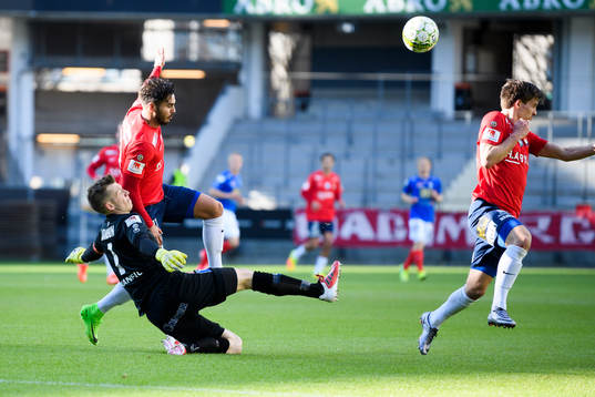 Kamp mellan Åtvidabergs målvakt Gustav Jansson och