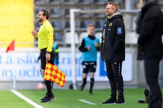 Elfsborgs tränare Jesper Bengtsson skrattar