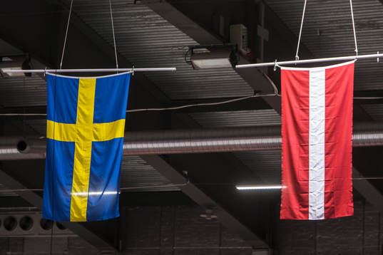 Sveriges och Lettlands flaggor