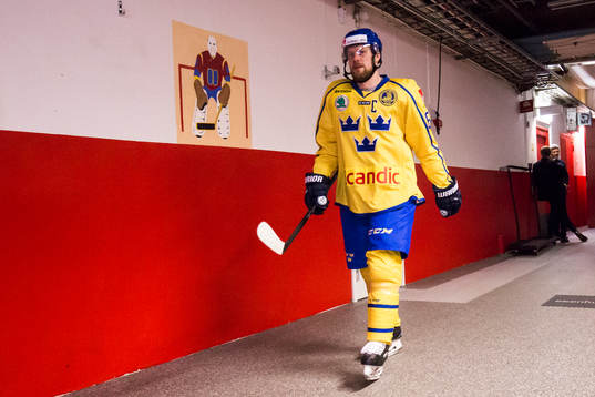 Sveriges Linus Omark på väg till omklädningsrummet