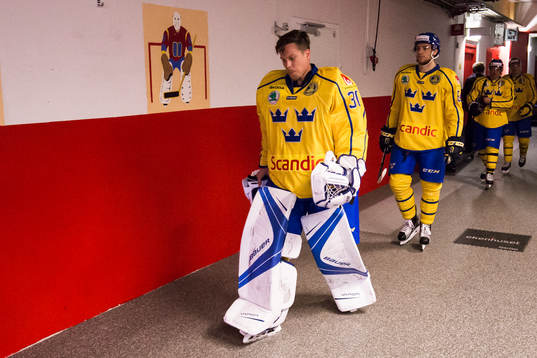 Sveriges målvakt Viktor Fasth på väg till