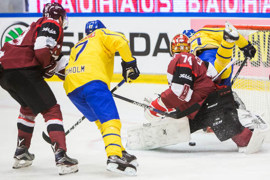 Sveriges Pär Lindholm (v) gör 2-0 med Linus Omark