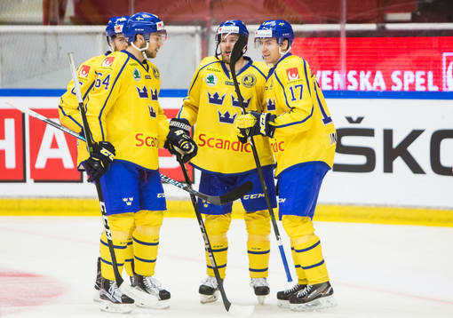 Sveriges Pär Lindholm (h) jublar med Linus Omark och Eric