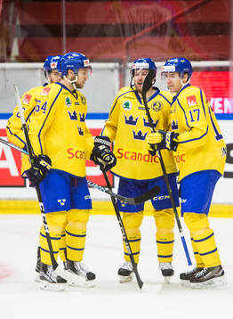 Sveriges Pär Lindholm (h) jublar med Linus Omark och Eric