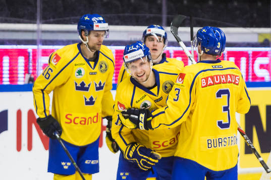 Sveriges Petter Emanuelsson jublar med Niclas Burström och