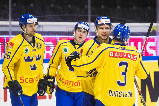 Sveriges Petter Emanuelsson jublar med Niclas Burström och