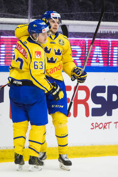 Sveriges Petter Emanuelsson jublar med Sebastian Aho