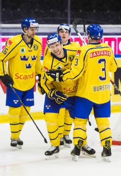 Sveriges Petter Emanuelsson jublar med Niclas Burström och
