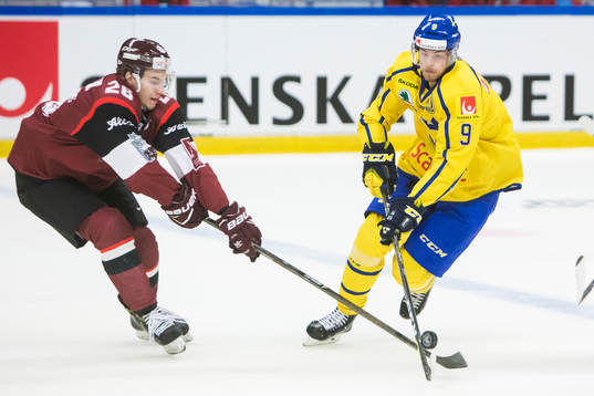 Sveriges Calle Rosén i kamp om pucken Lettlands Uvis