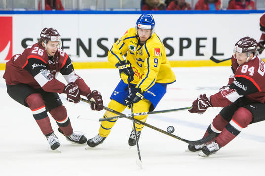 Sveriges Calle Rosén i kamp om pucken Lettlands Uvis