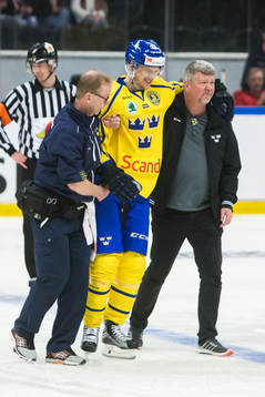 Sveriges Daniel Brodin har skadat sig och får hjälp av
