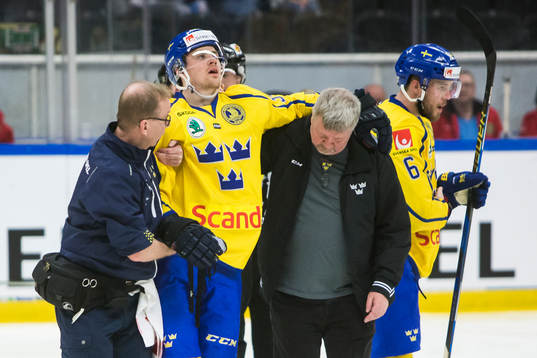 Sveriges Daniel Brodin har skadat sig och får hjälp av