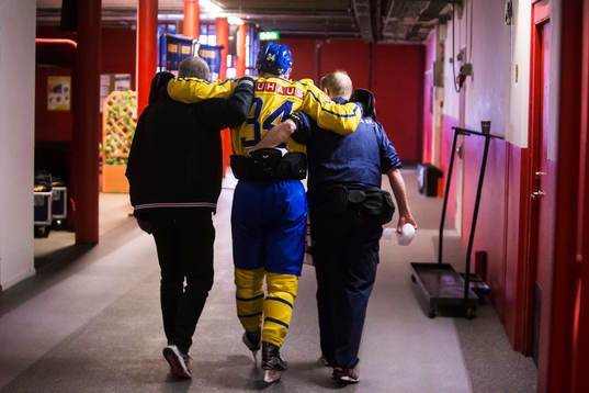Sveriges Daniel Brodin har skadat sig och får hjälp till