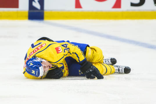 Sveriges Daniel Brodin har skadat sig och får hjälp av