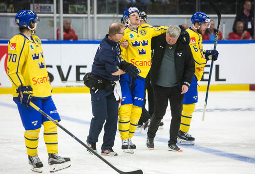Sveriges Daniel Brodin har skadat sig och får hjälp av
