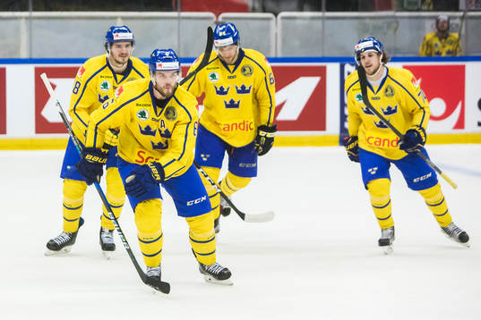 Sveriges Oscar Fantenberg jublar med Dennis Everberg och