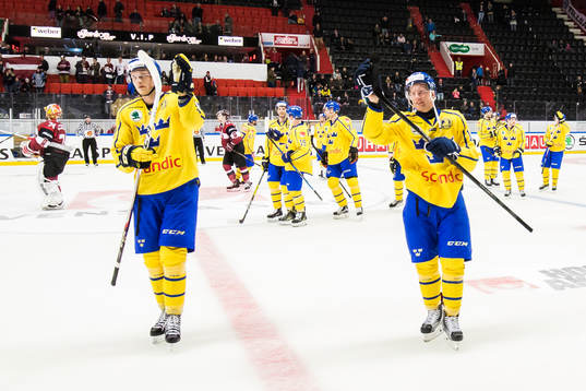 Sveriges Johan Ryno och Pär Lindholm med lagkamrater