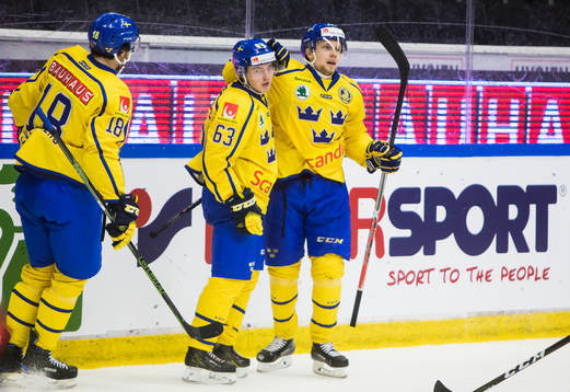 Sveriges Petter Emanuelsson jublar med Johan Ryno och