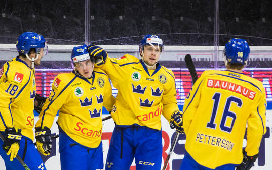 Sveriges Petter Emanuelsson (tvåa fr höger) jublar med