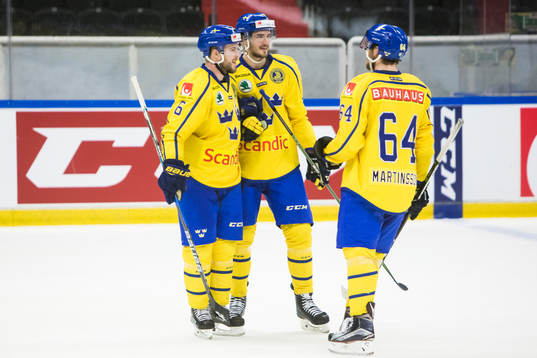 Sveriges Oscar Fantenberg jublar med Dennis Everberg och