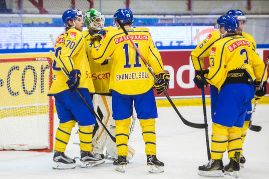 Sveriges målvakt Niklas Svedberg klappas om av Mario Kempe