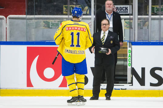 Sveriges Petter Emanuelsson får pris som matchens spelare