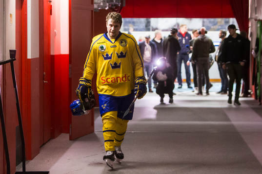 Sveriges Petter Emanuelsson på väg till omklädningsrummet