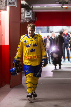 Sveriges Petter Emanuelsson på väg till omklädningsrummet