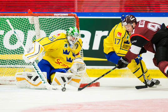Sveriges målvakt Niklas Svedberg med en räddning