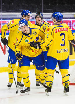 Sveriges Petter Emanuelsson jublar med Niclas Burström ,