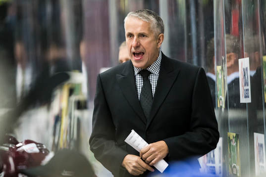 Lettlands förbundskapten Bob Hartley reagerar