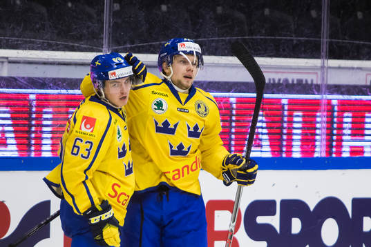 Sveriges Petter Emanuelsson jublar med Johan Ryno och