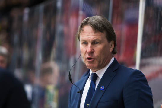 Sveriges assisterande tränare Johan Garpenlöv med ett