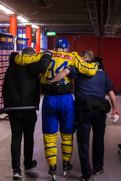 Sveriges Daniel Brodin har skadat sig och får hjälp till