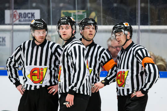 Domarna Andreas Harnebring och Mikael Andersson till höger