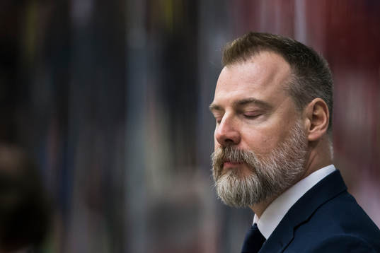 Sveriges förbundskapten Rikard Grönborg blundar