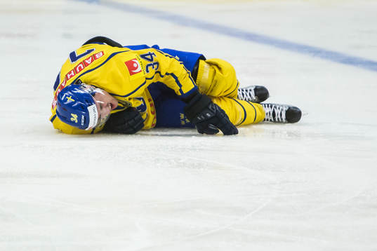 Sveriges Daniel Brodin har skadat sig och får hjälp av