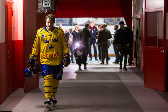 Sveriges Petter Emanuelsson på väg till omklädningsrummet
