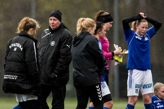 Stattenas tränare Conny Karlsson (tv) och spelare deppar