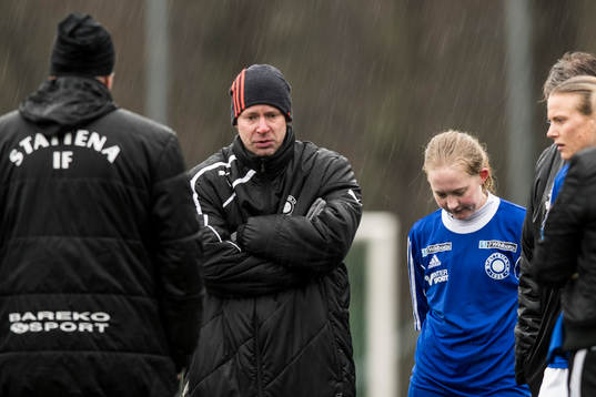 Stattenas assisterande tränare Linus Eriksson och Frida